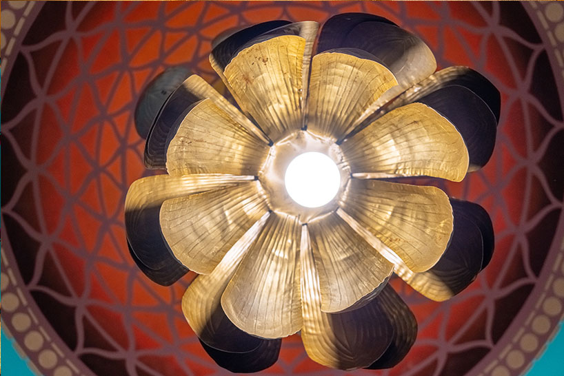 The golden lighting fixtures along the nave were intended to stand out as a striking feature and represent a blooming lotus adding a sense of prosperity and purity.