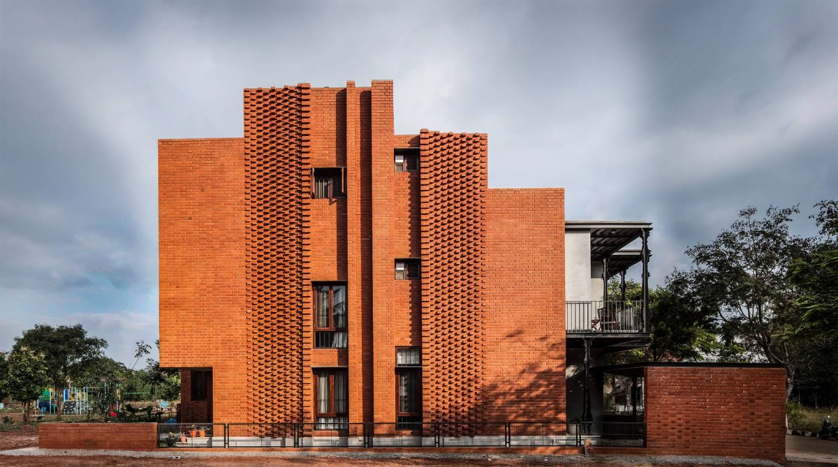 Corbel House by Kamat & Rozario Architecture