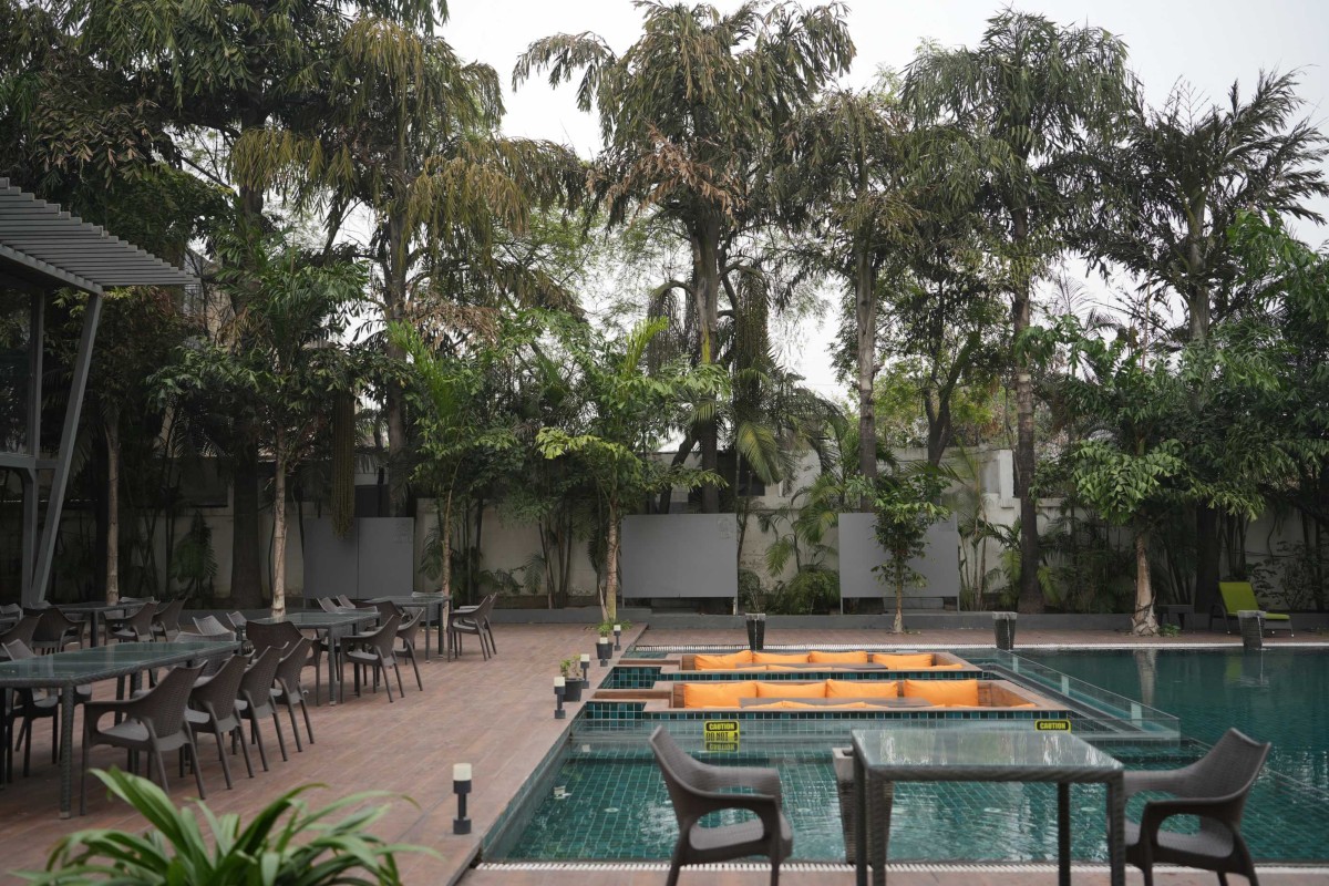 Inbuilt dining and deck-Serene pool by VSG Studio