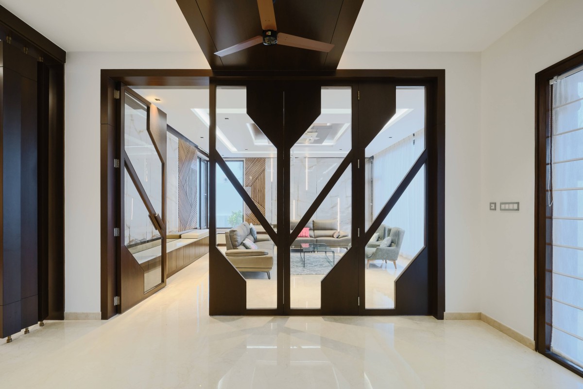 Collapsable Door Foyer-House of Linearity by Zraaya Architects
