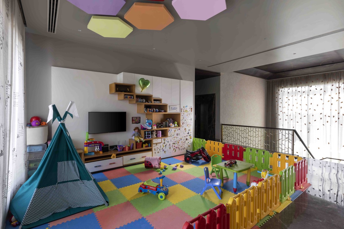 Kids room of Chattarpur Villa by Design Deconstruct