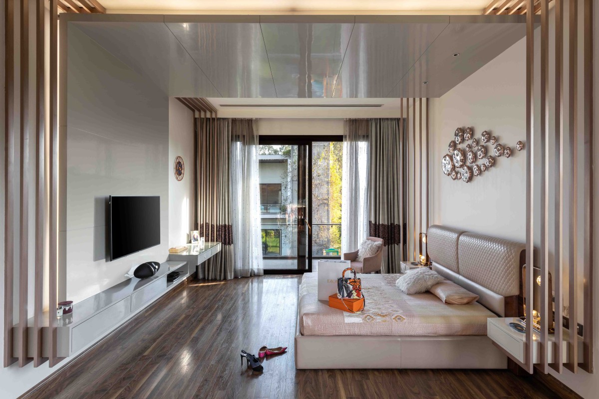 Bedroom of Chattarpur Villa by Design Deconstruct