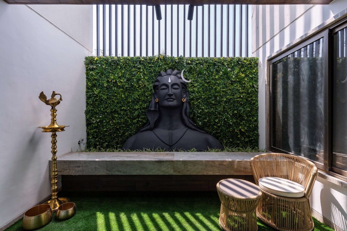 Shiva idol at entrance lobby of Aalind by Imagine Design Studios