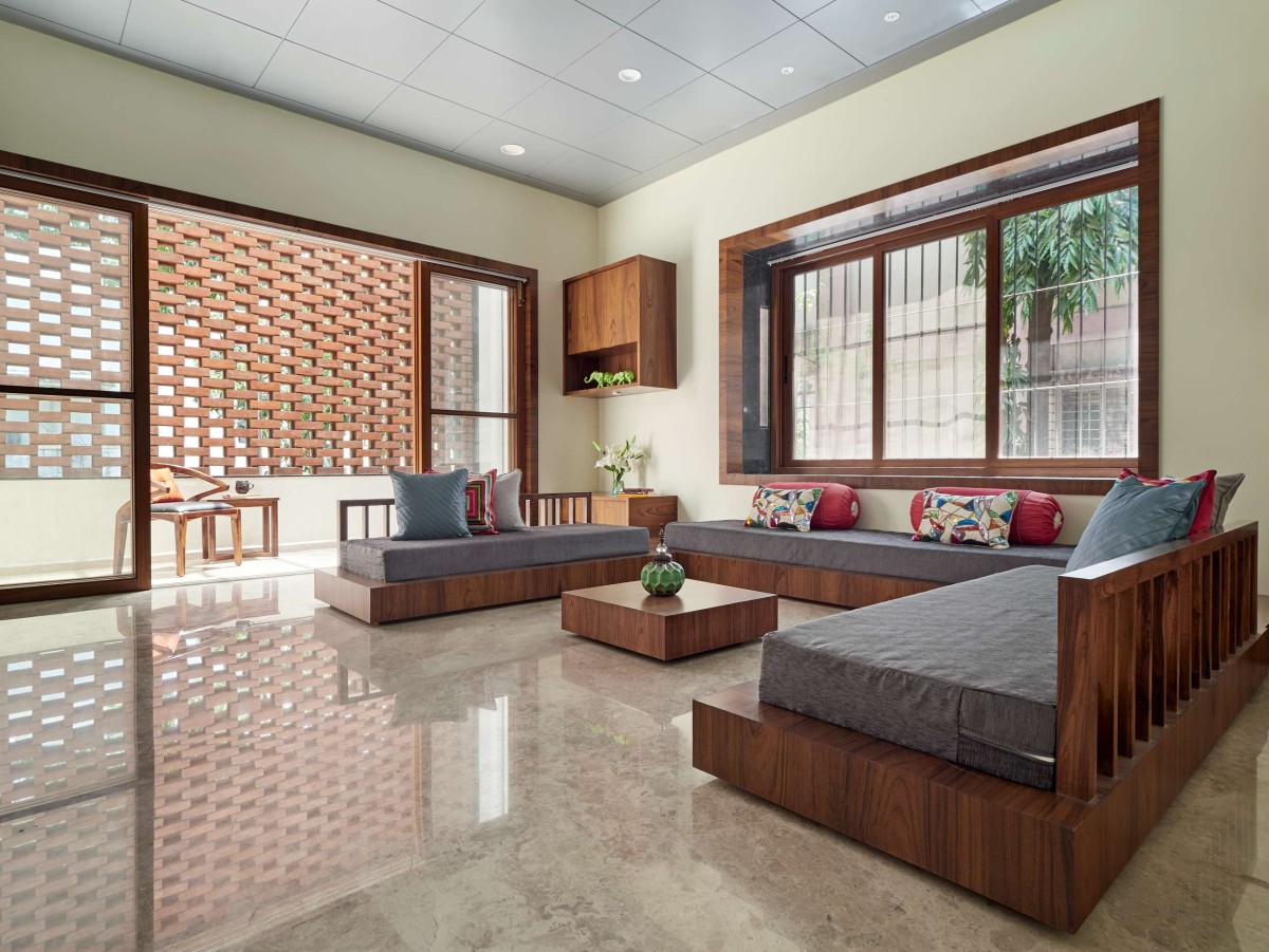 Multi-purpose room of The Brick Abode by Alok Kothari Architects