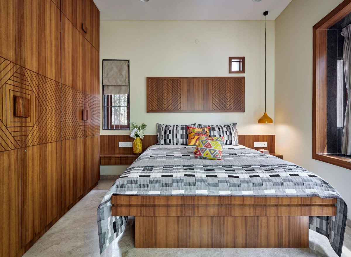 Daughter's bedroom of The Brick Abode by Alok Kothari Architects