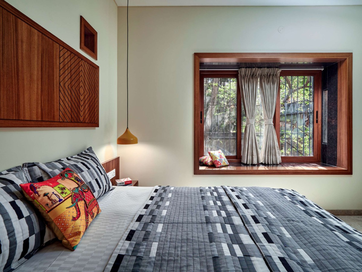 Daughter's bedroom of The Brick Abode by Alok Kothari Architects