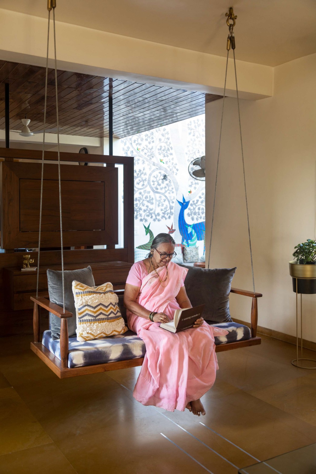 Swing at living room of Kulkarni Residence by Bandhaan Architects