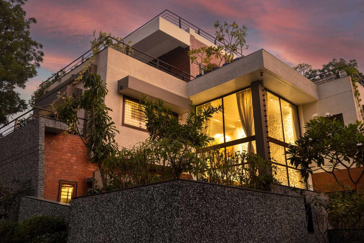 Exterior view of Kulkarni Residence by Bandhaan Architects