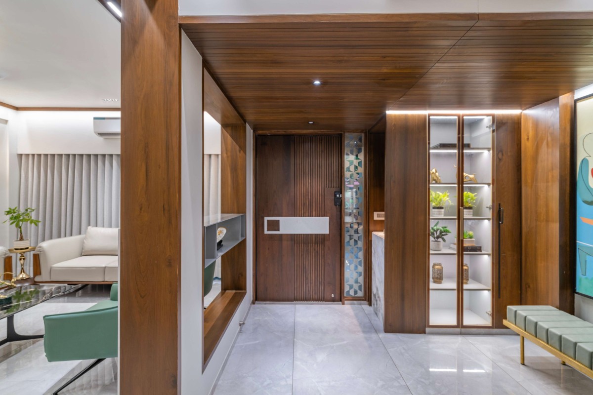 Entrance foyer of An Amiable Enclave Of Sharnam 7 by Anand Patel Architects