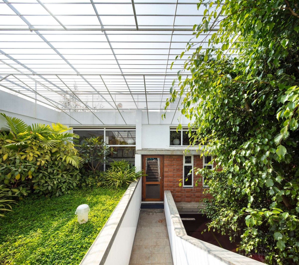 Garden of Inside Out House by Gaurav Roy Choudhury Architects