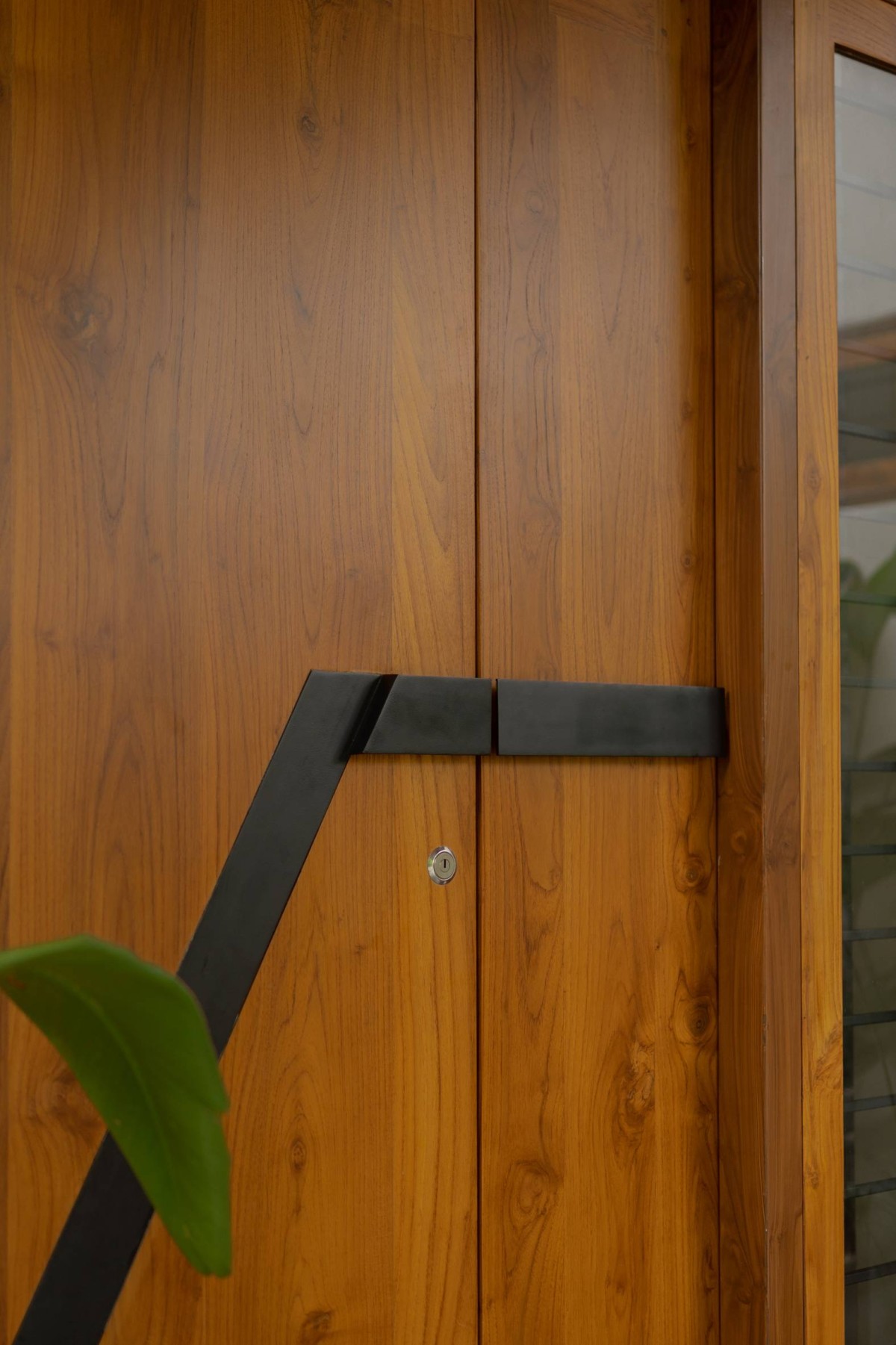 Detailed shot of door of Tropical Incline by Bani Architects