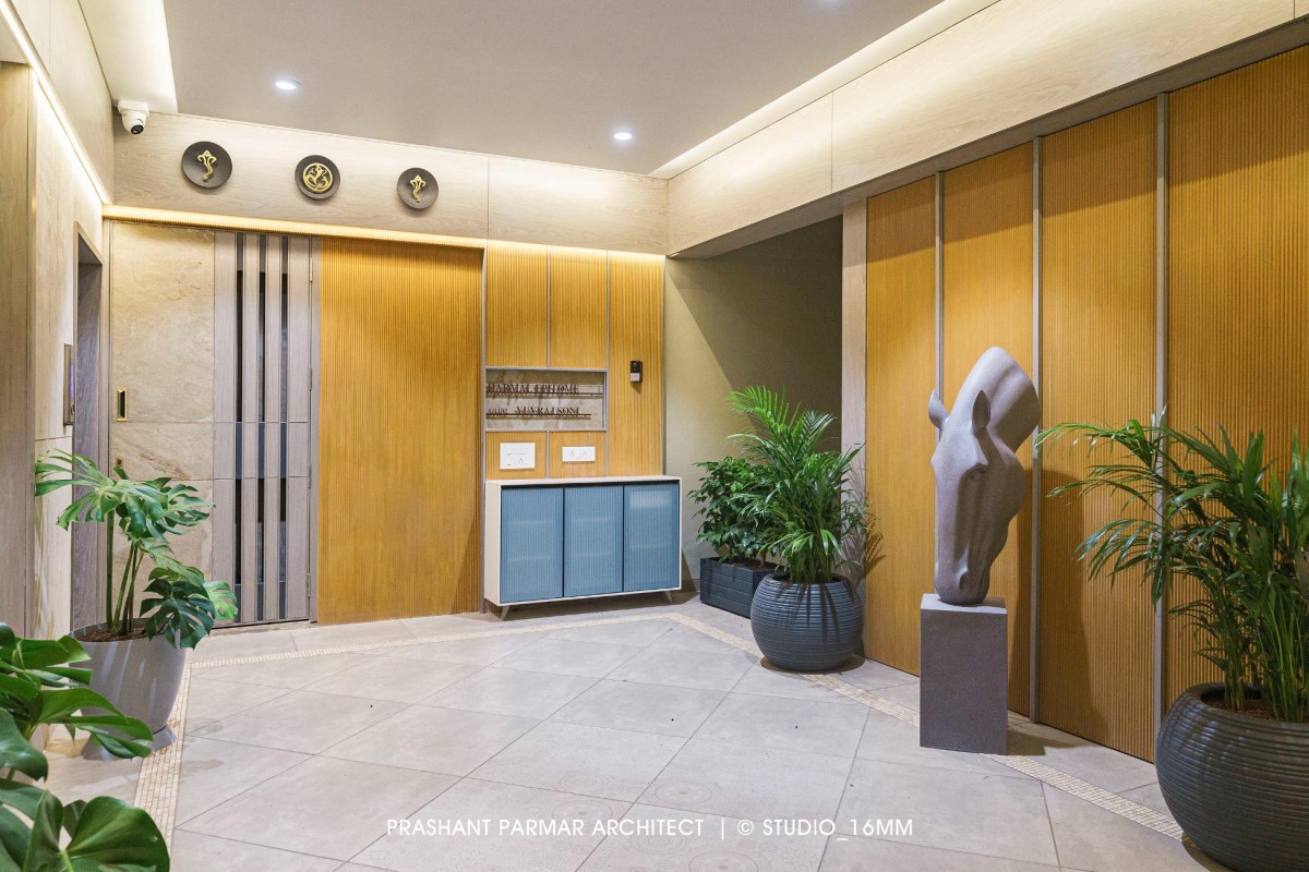 Entrance of Ultra-Modern Luxurious Penthouse by Prashant Parmar Architect  Shayona Consultant