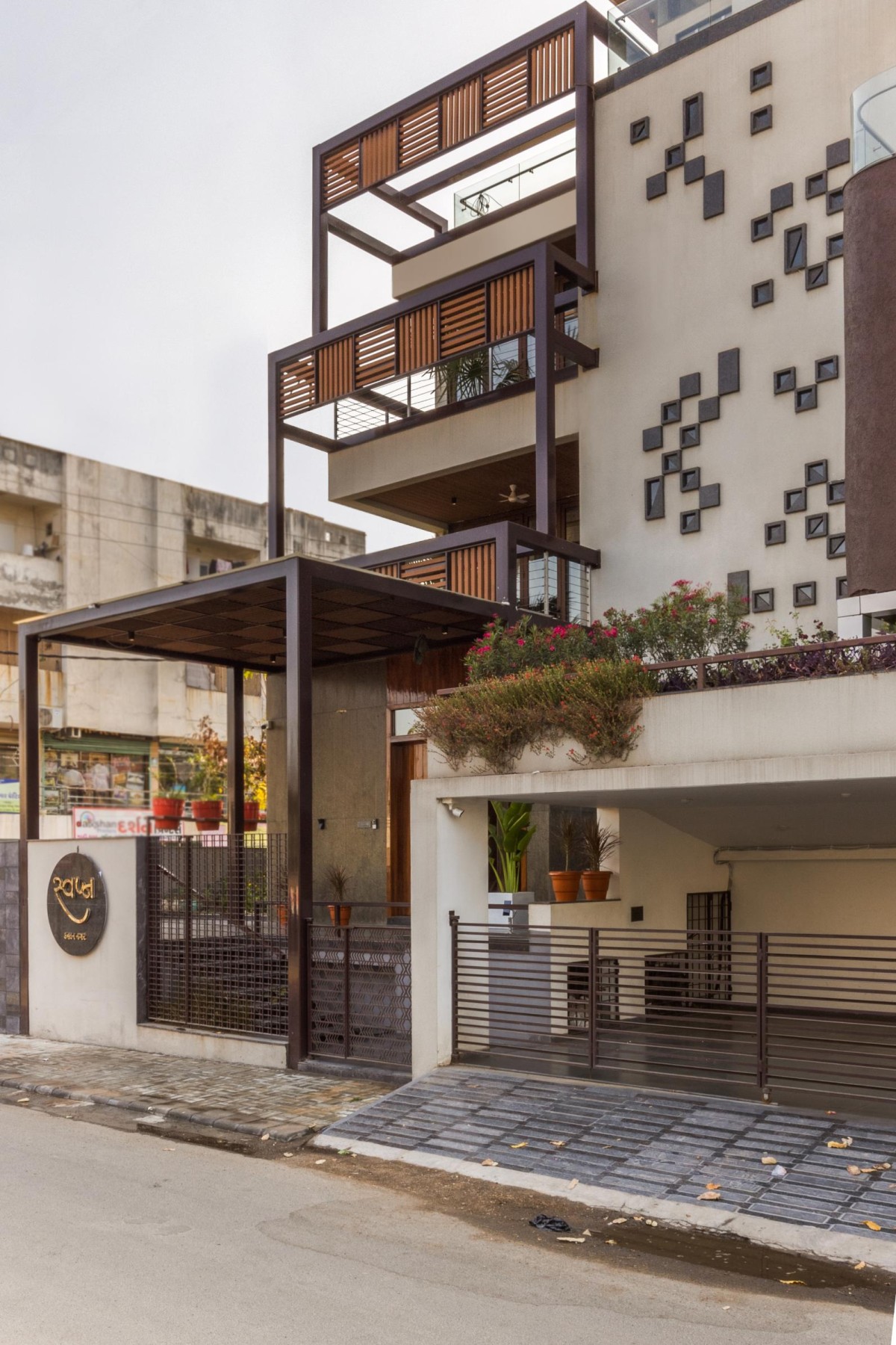 Entrance and Parking of Swapna Residence - A Harmonious Fusion of Design and Function by Architects at Work
