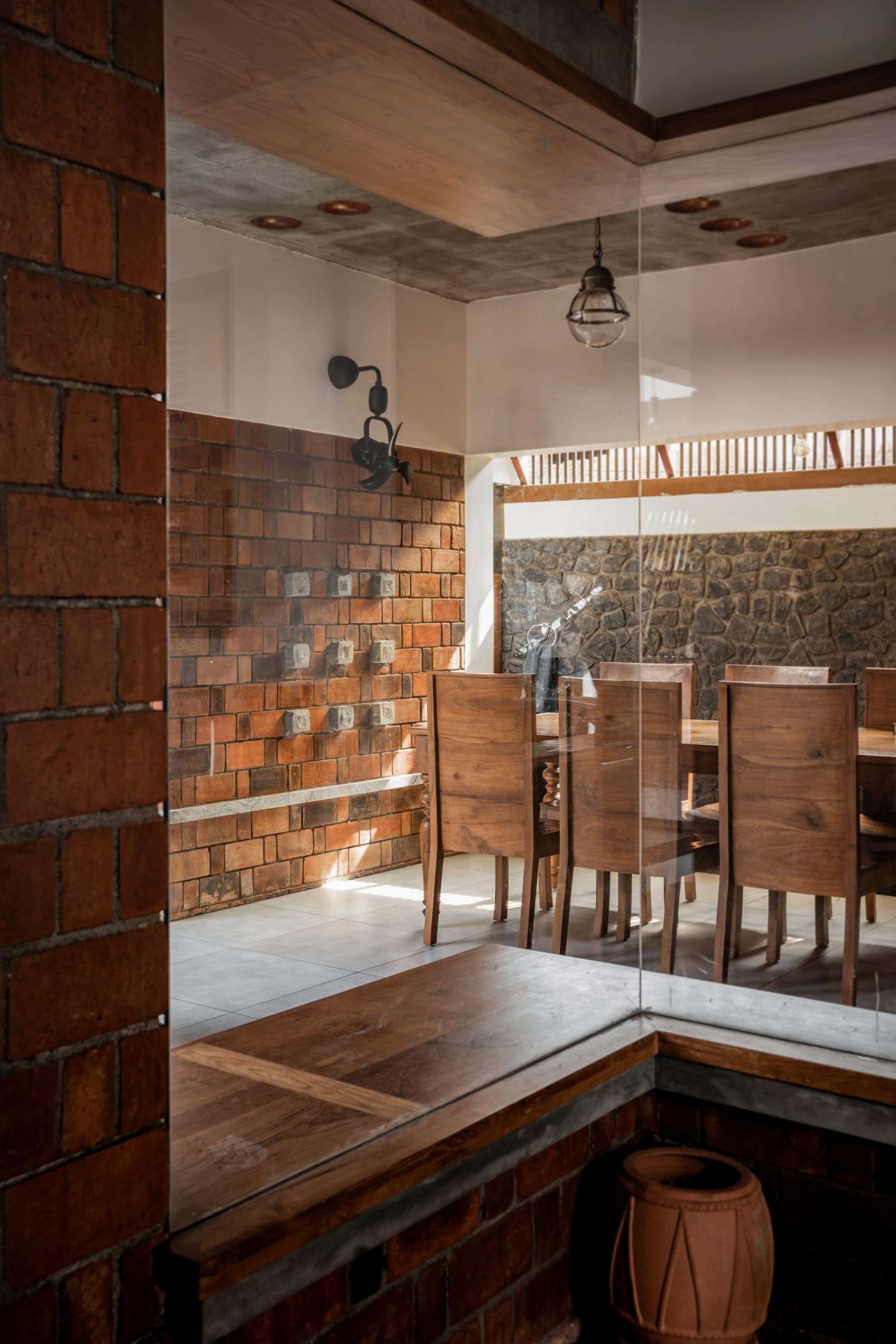 Dining of Earthen Penchant by Designature Architects