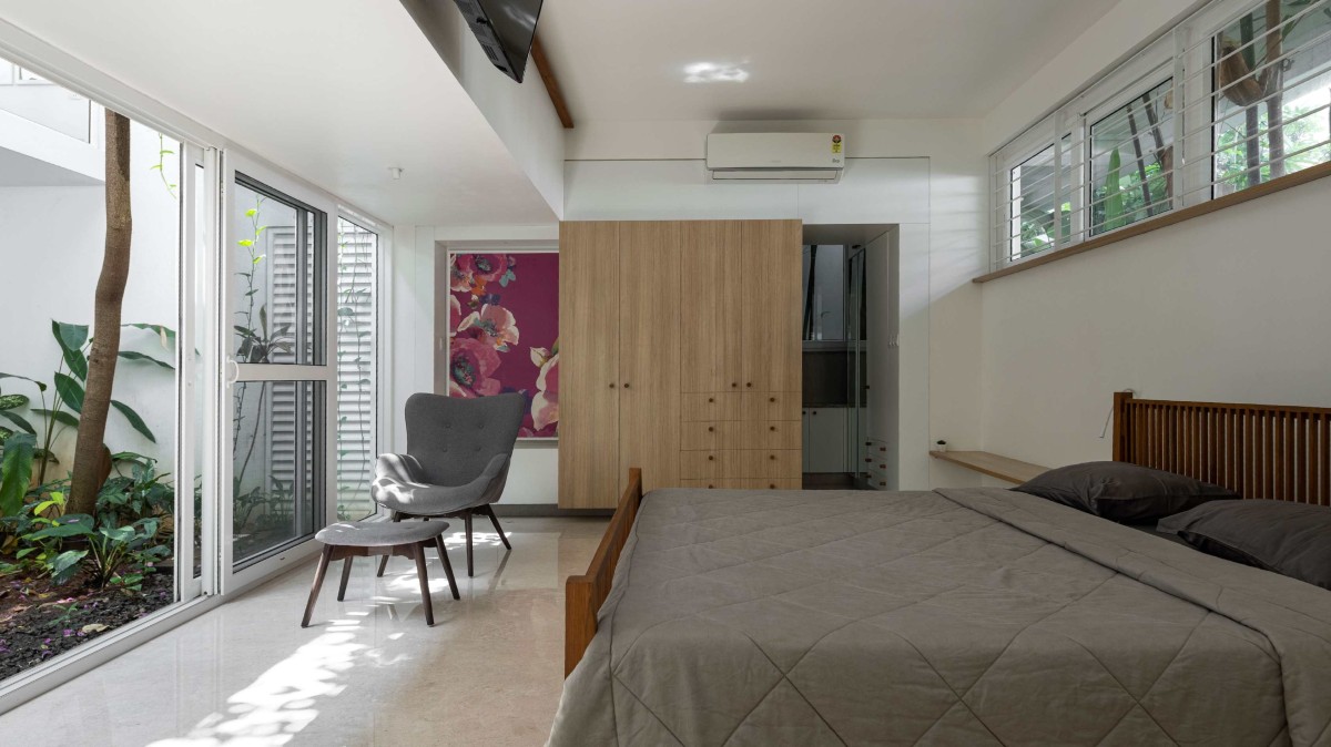 Bedroom 2 of Veiled House by Gaurav Roy Choudhury Architects