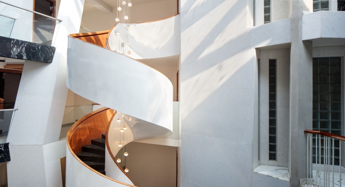 Spiral staircase of Cleft House by Anagram Architects