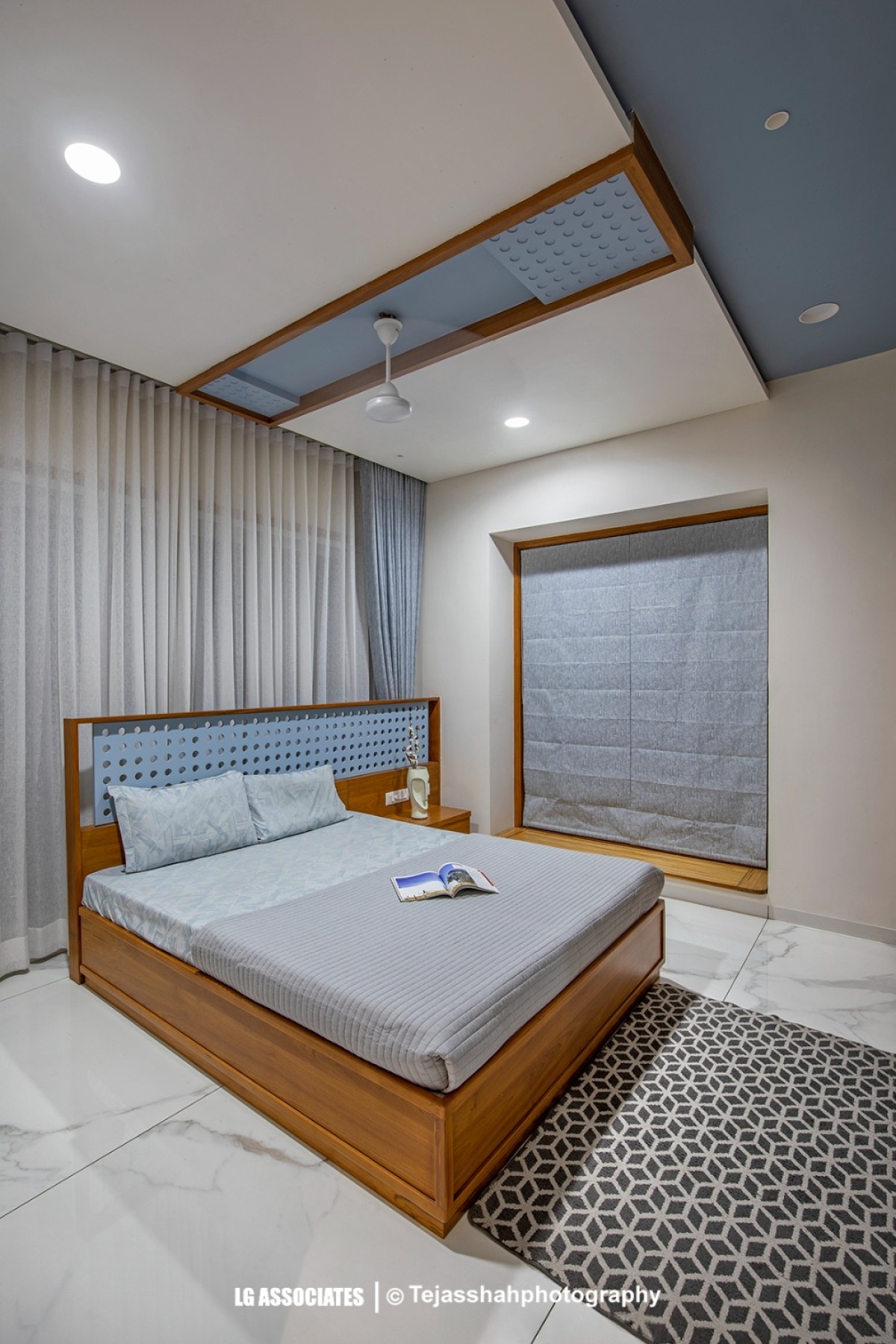 Guest bed room at first floor of Cube House by LG Associates