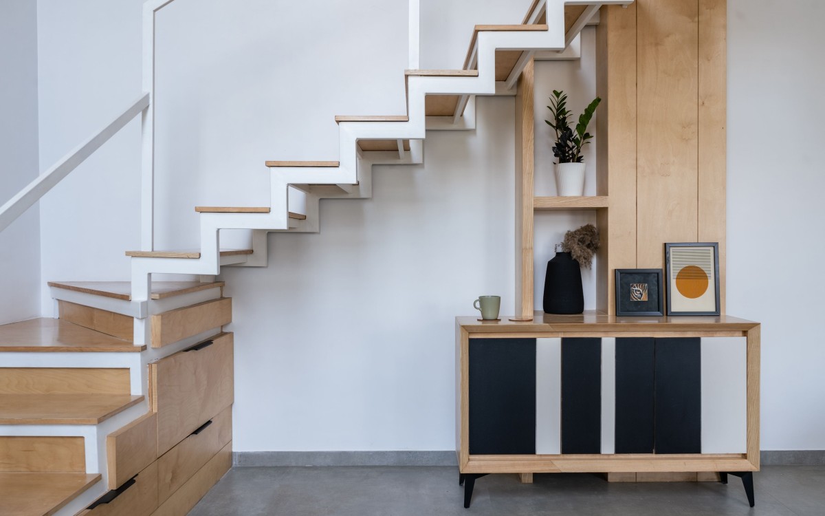 Mezzanine staircase of The Artist’s Loft by Jalihal Associates