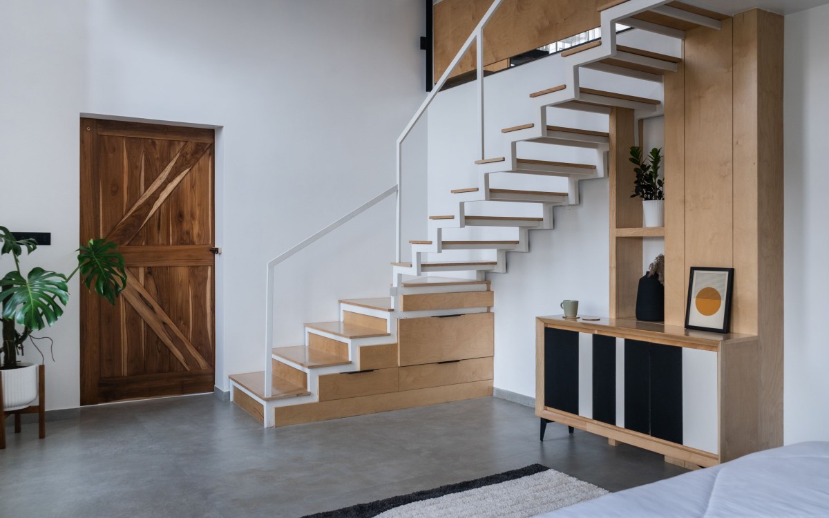 Mezzanine staircase of The Artist’s Loft by Jalihal Associates