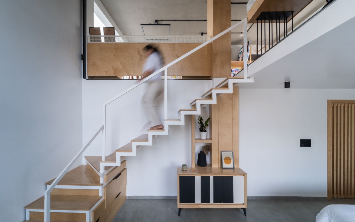Mezzanine staircase of The Artist’s Loft by Jalihal Associates