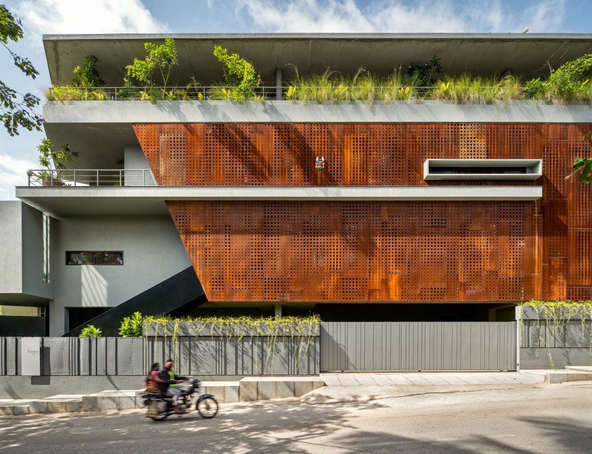Exterior view of Cloaked Residence by Cadence Architects