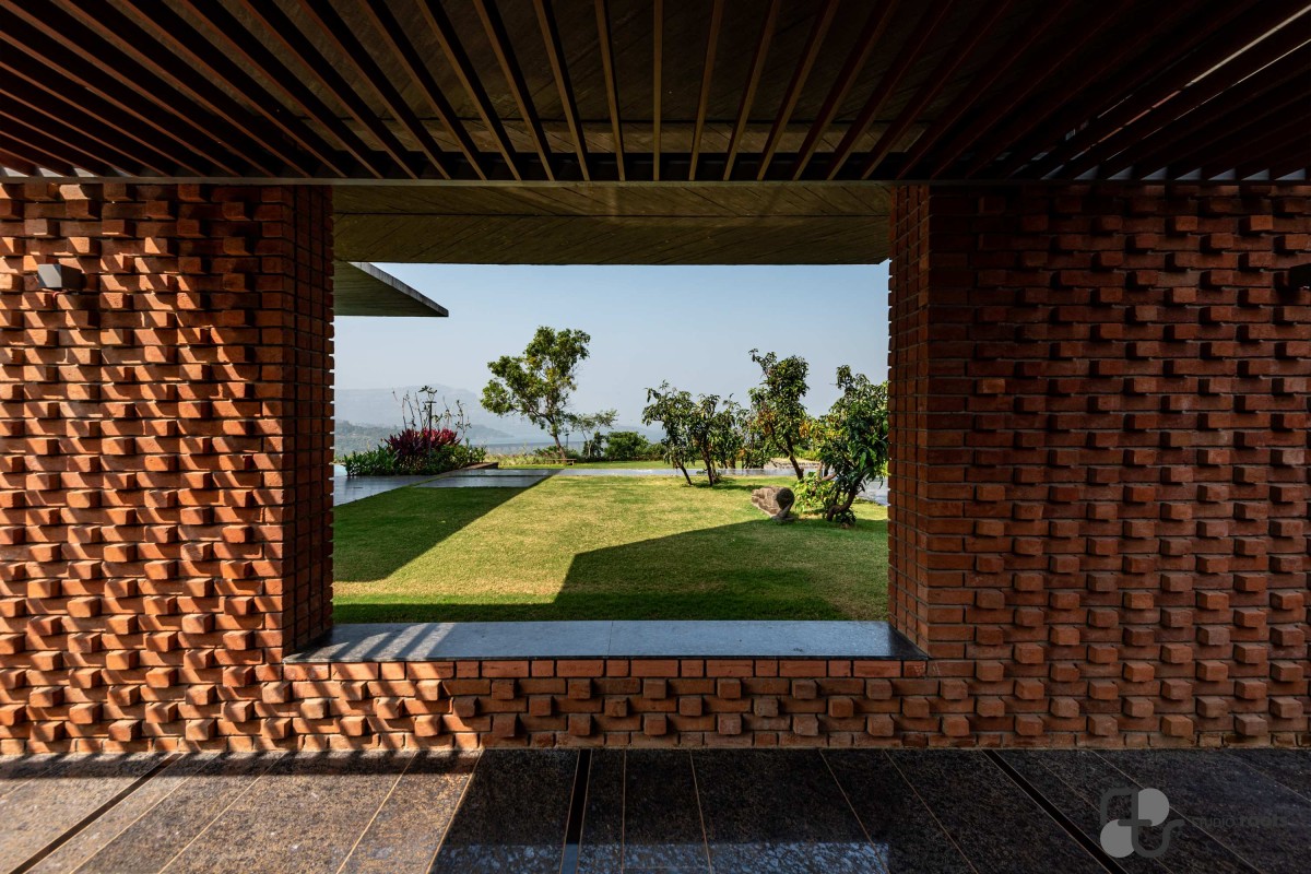 Detailed shot of wall of Blurring the Boundaries Weekend Home at Maale by Studio Roots