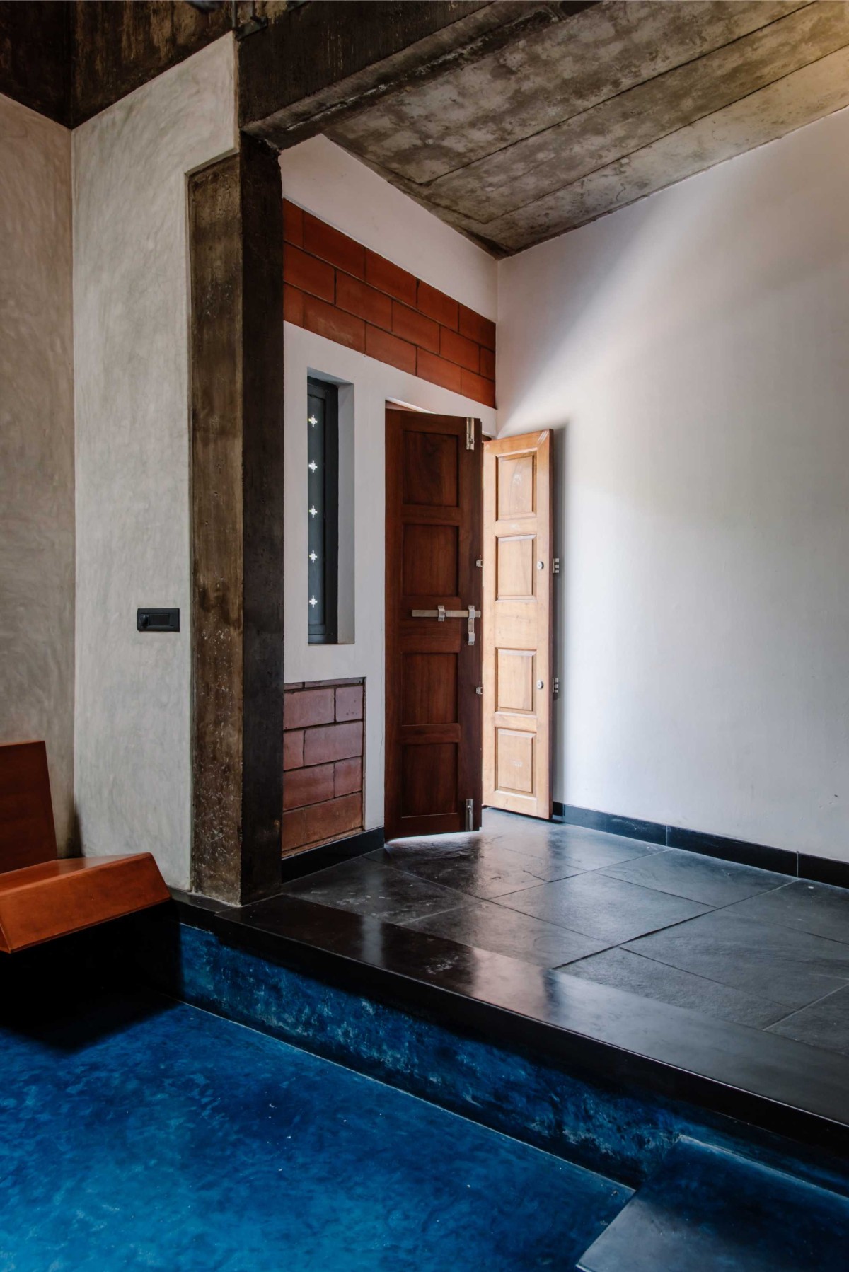 Entrance foyer of Rejesh Residence by DD Architects
