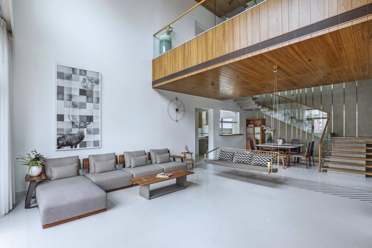 Family room of Dr. Nirav Bhalani’s Residence by Dipen Gada & Associates