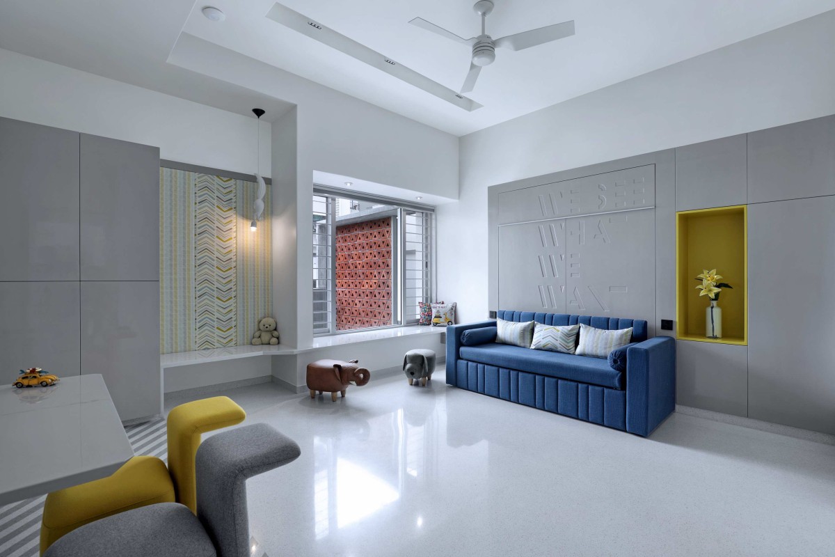 Guest Room of Dr. Nirav Bhalani’s Residence by Dipen Gada & Associates