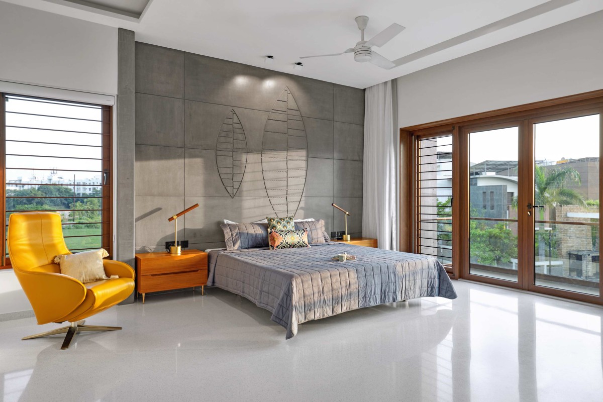 Master Bedroom of Dr. Nirav Bhalani’s Residence by Dipen Gada & Associates