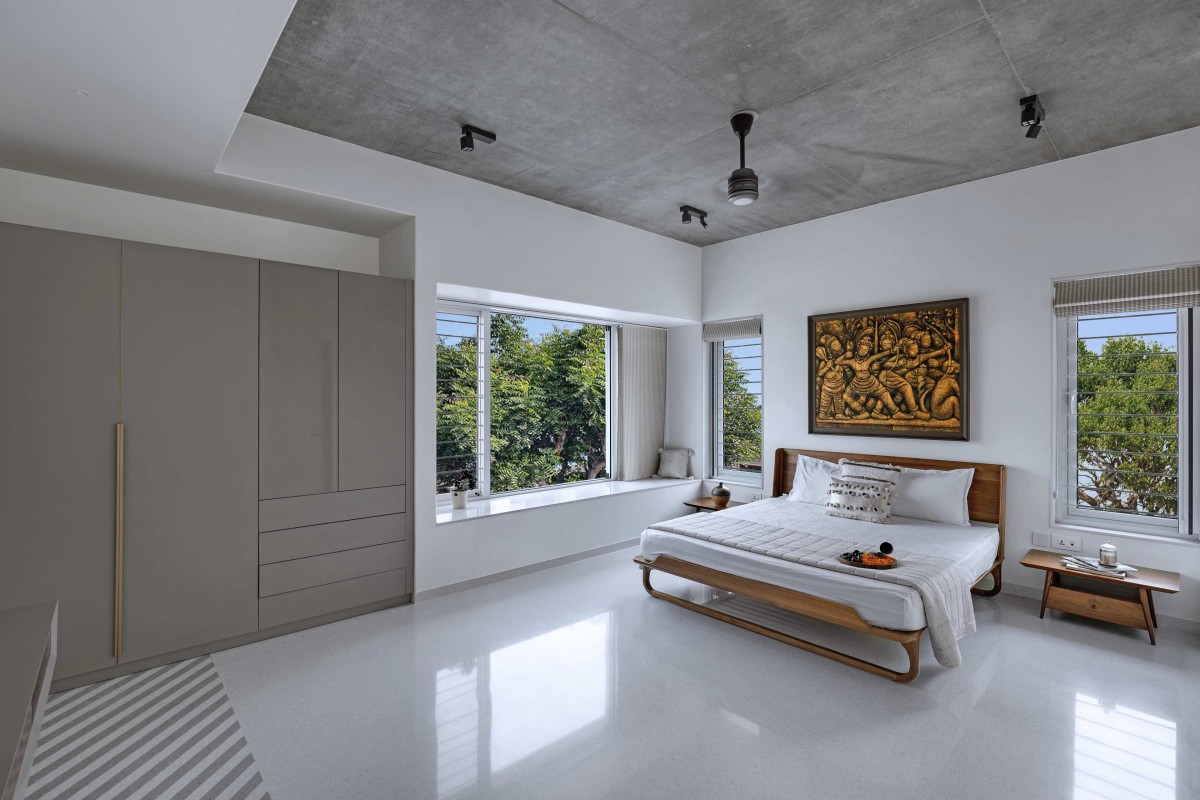 Parent Bedroom of Dr. Nirav Bhalani’s Residence by Dipen Gada & Associates