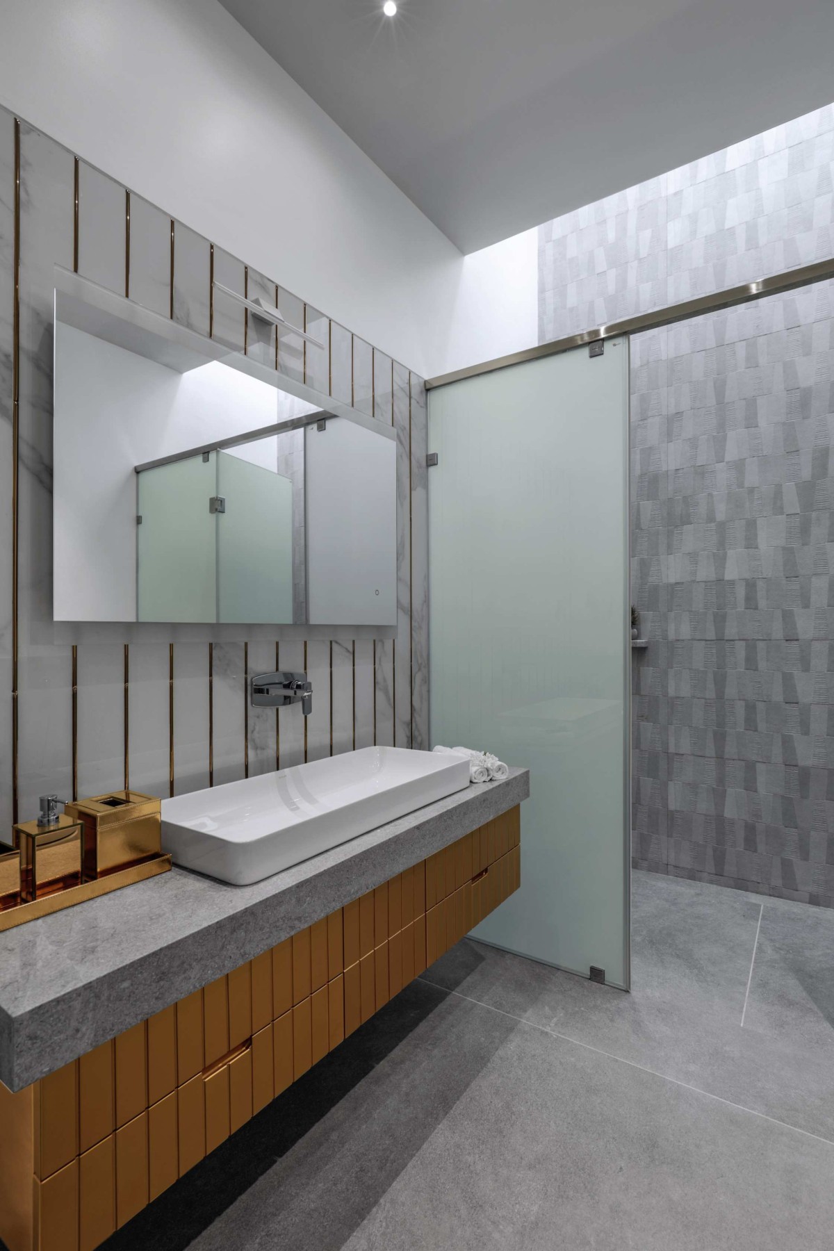 First Floor Master Toilet of Dr. Nirav Bhalani’s Residence by Dipen Gada & Associates