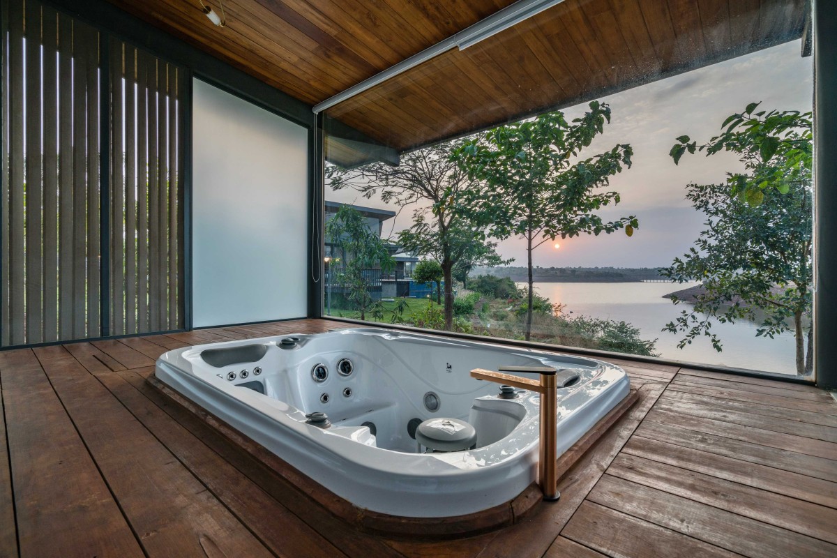 Jacuzzi of Lakeshore by Atelier Landschaft