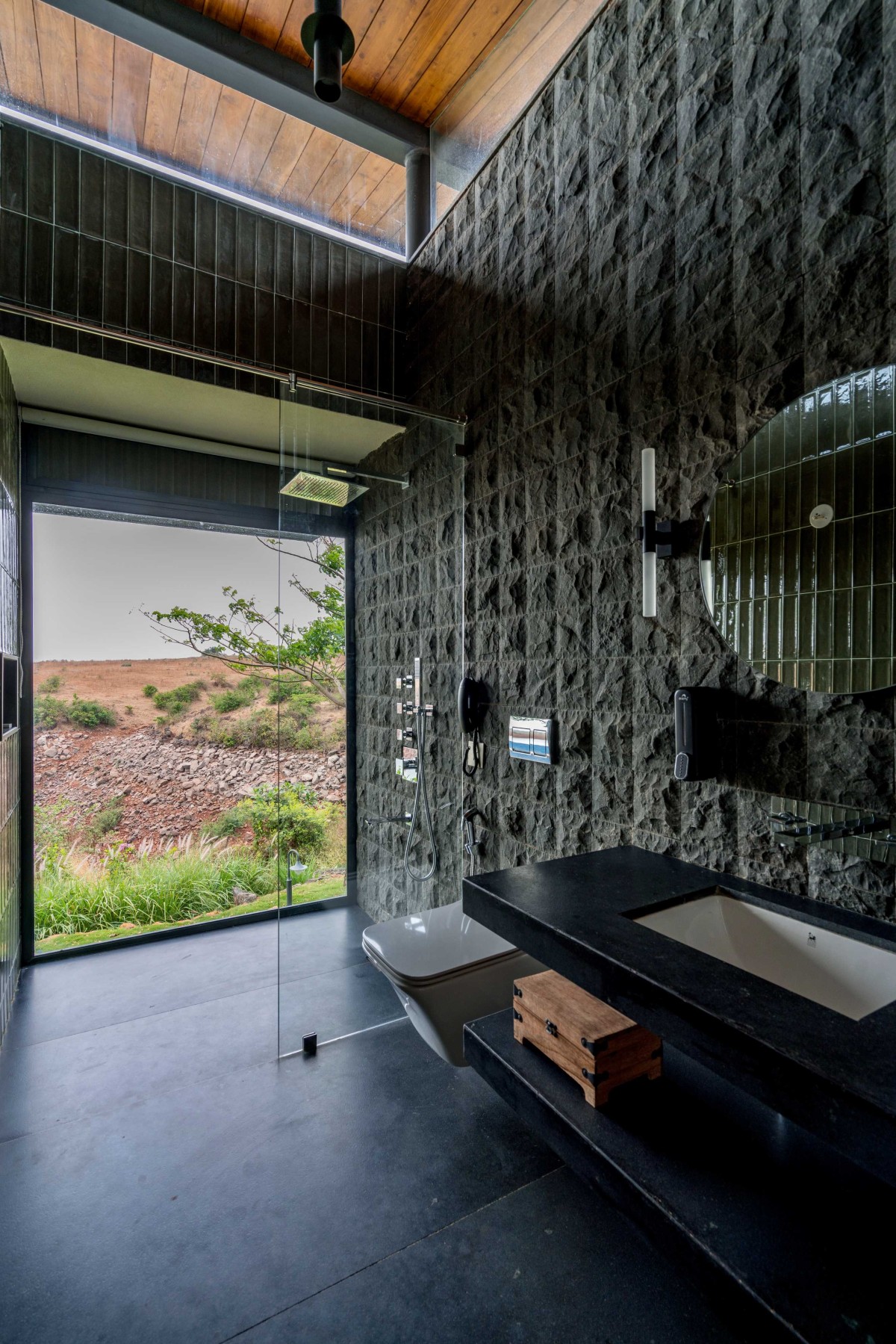 Bathroom and Toilet of Lakeshore by Atelier Landschaft