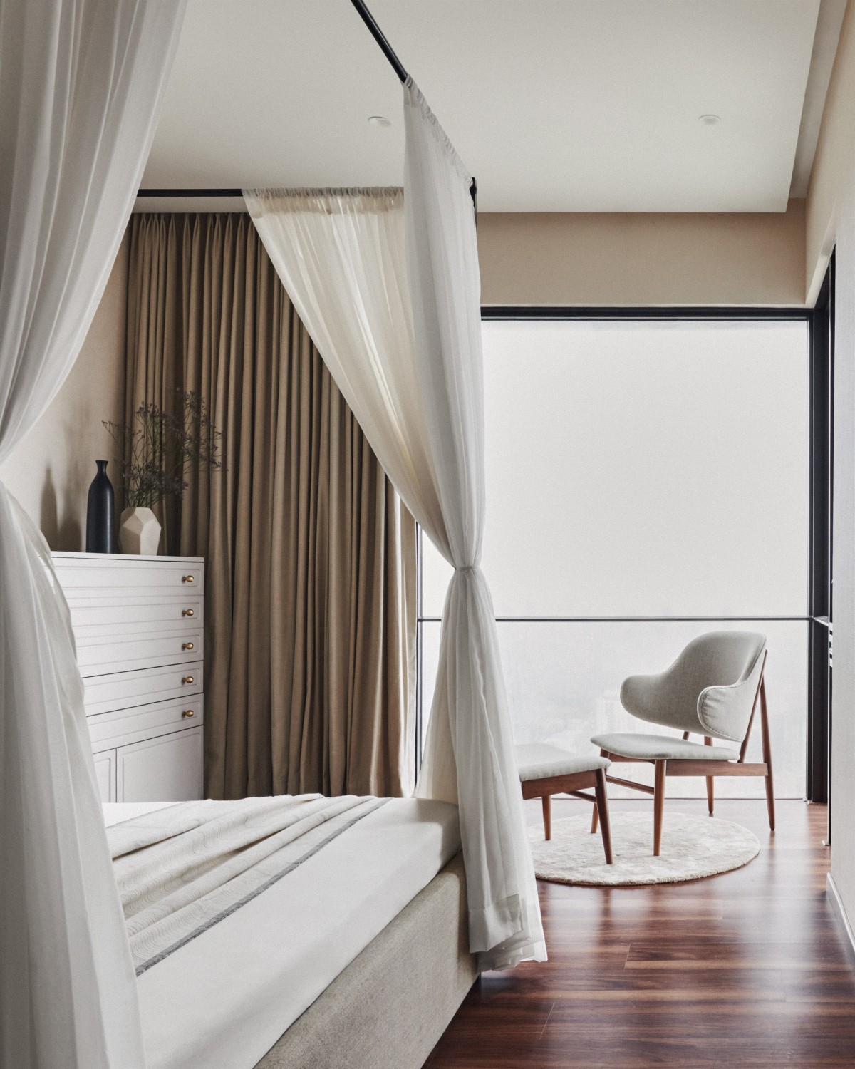 Bedroom 2 of Homes in a Skyscraper by Aashni Kumar Architects