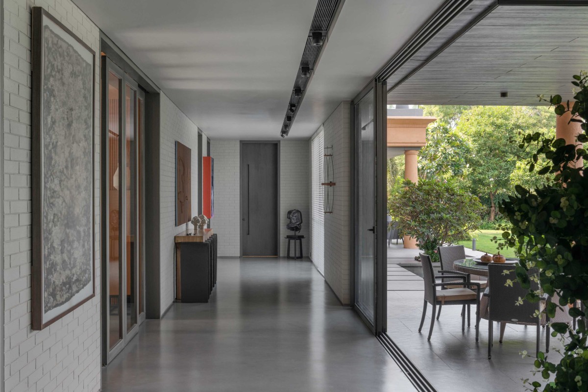 The corridor finished in seamless micro concrete of House Of Greys by ADND