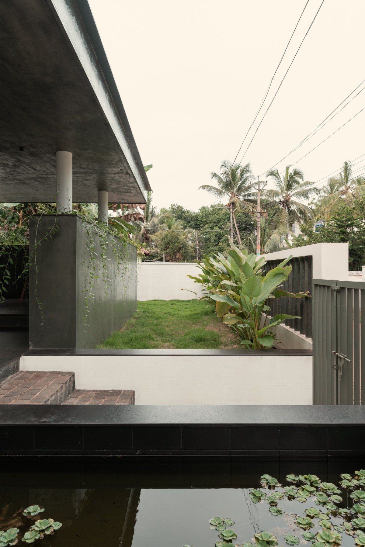 Entrance of Framed House by i2a Architects Studio