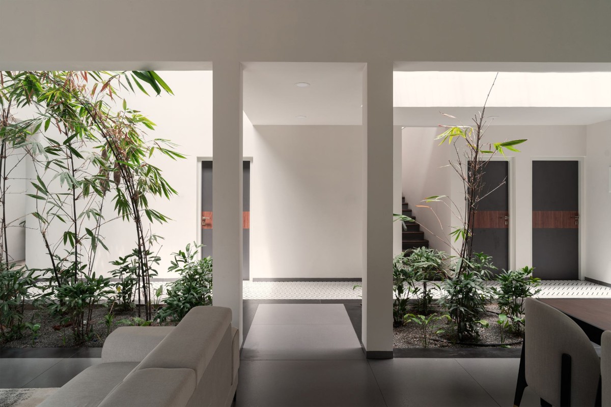 Internal Courtyard of Framed House by i2a Architects Studio