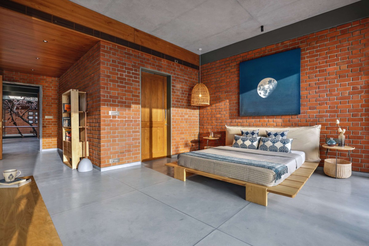 First Floor Master Bedroom of Nirmal Farmhouse by Dipen Gada & Associates