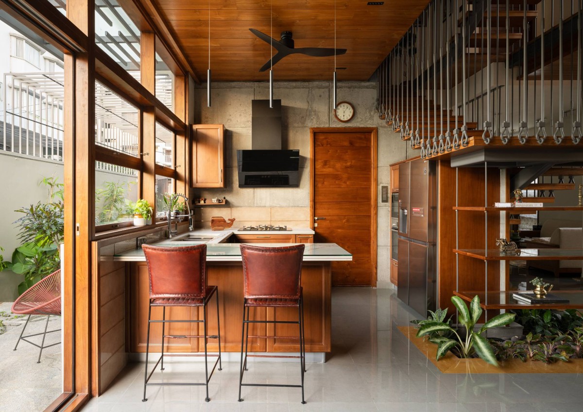 Kitchen of Carving a COURT OF QUIETUDE in a Bustling Cityscape by Mudbricks Architects