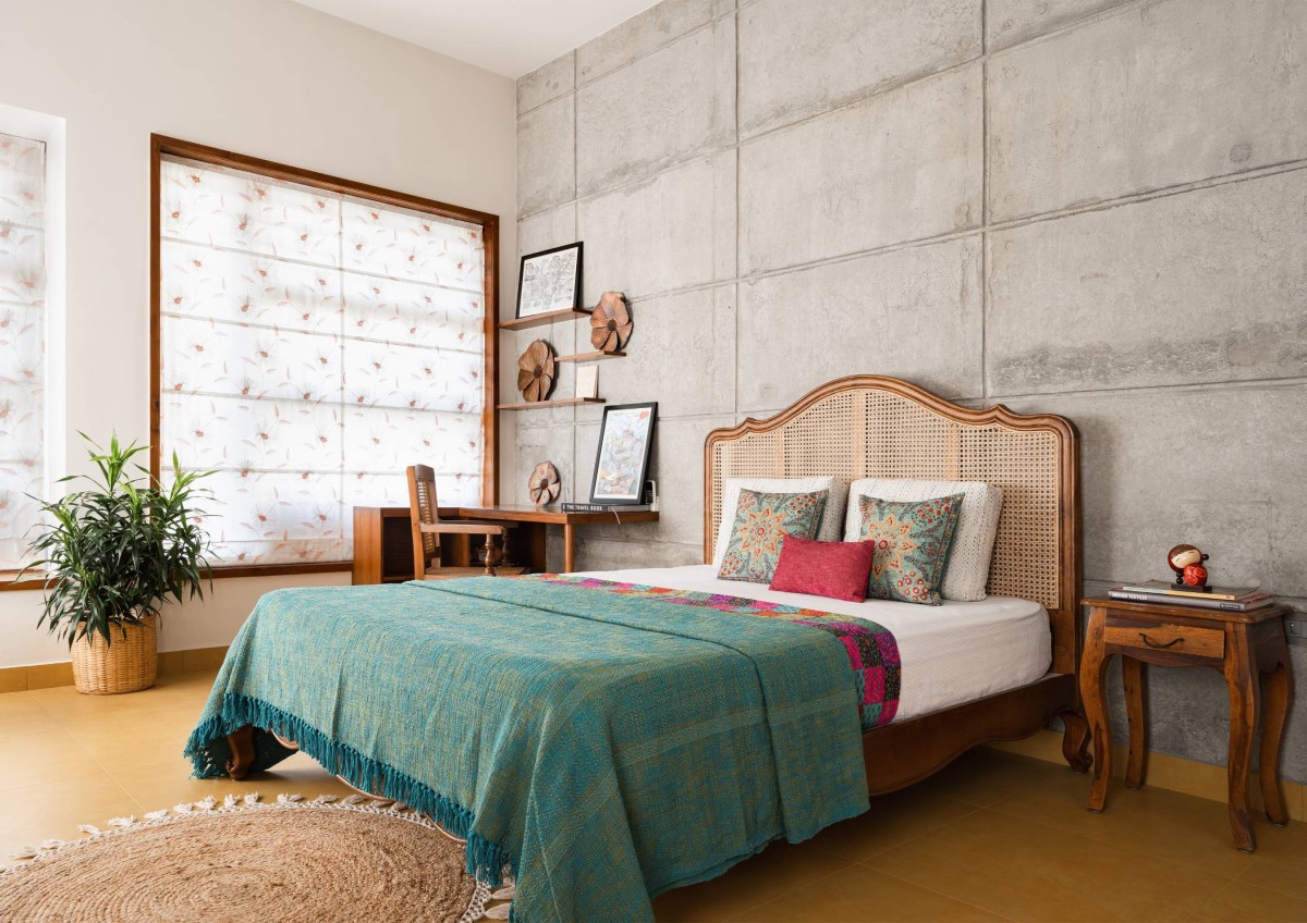 Master Bedroom of Carving a COURT OF QUIETUDE in a Bustling Cityscape by Mudbricks Architects