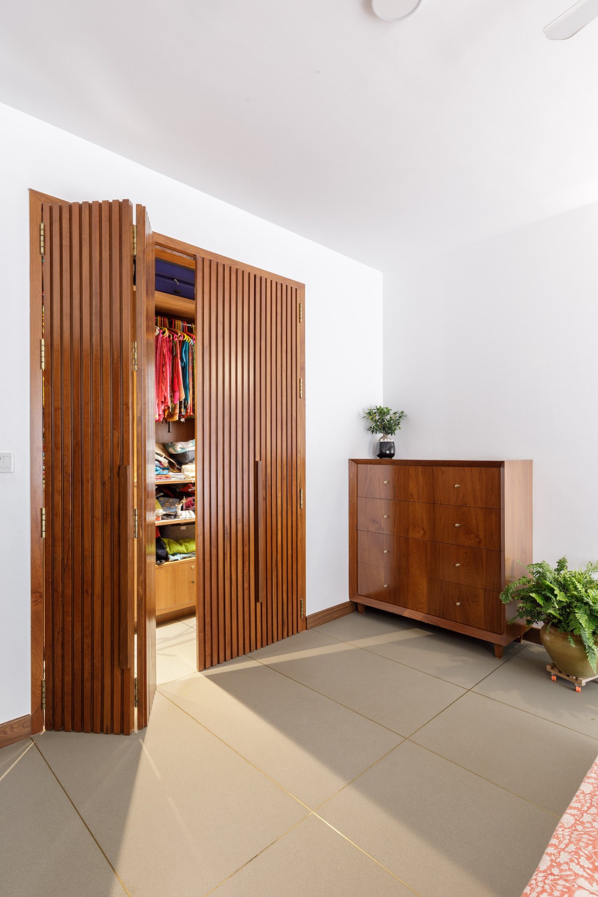 Walk-in wardrobe of Mosaic House by Studio Sienna