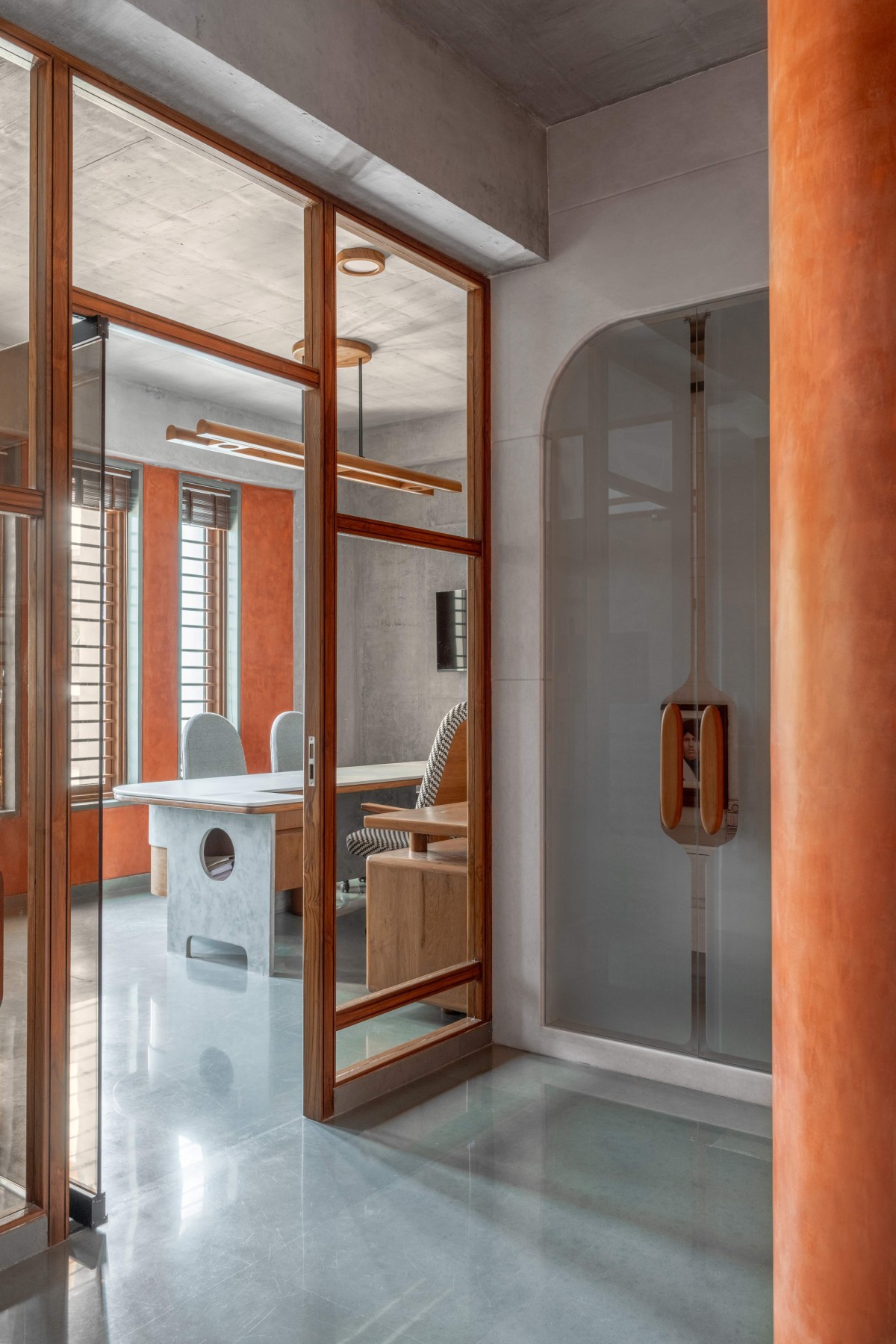 Executive cabin and mandir of Office Design by Design Ni Dukaan
