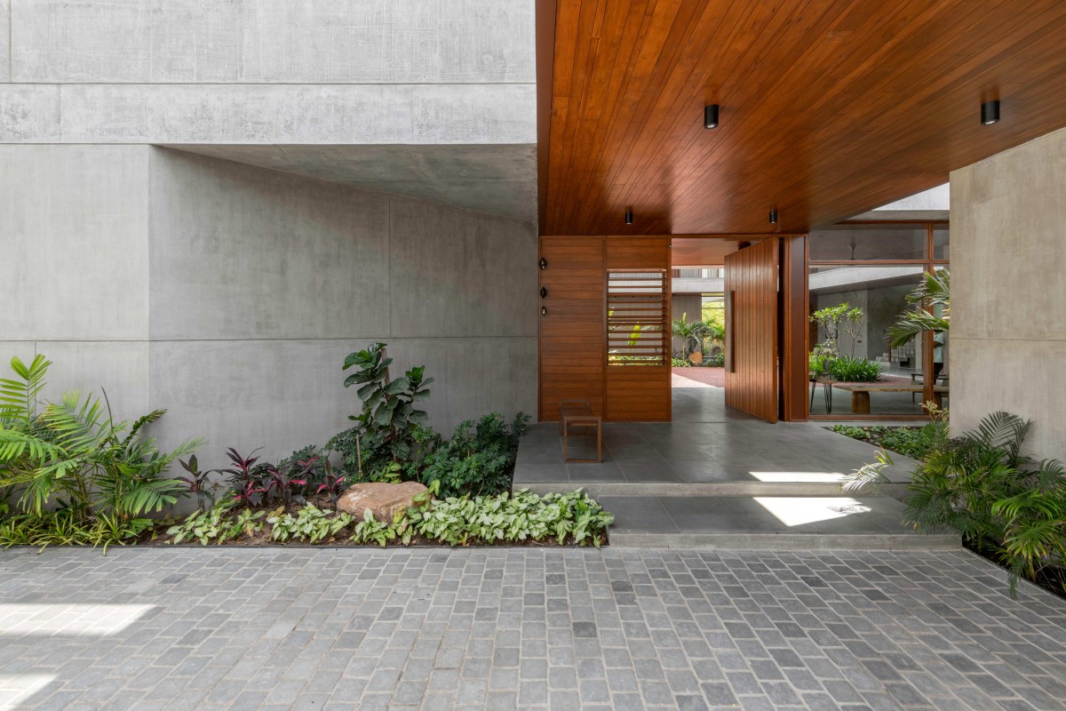 Entrance of Monolithic House by Modo Designs