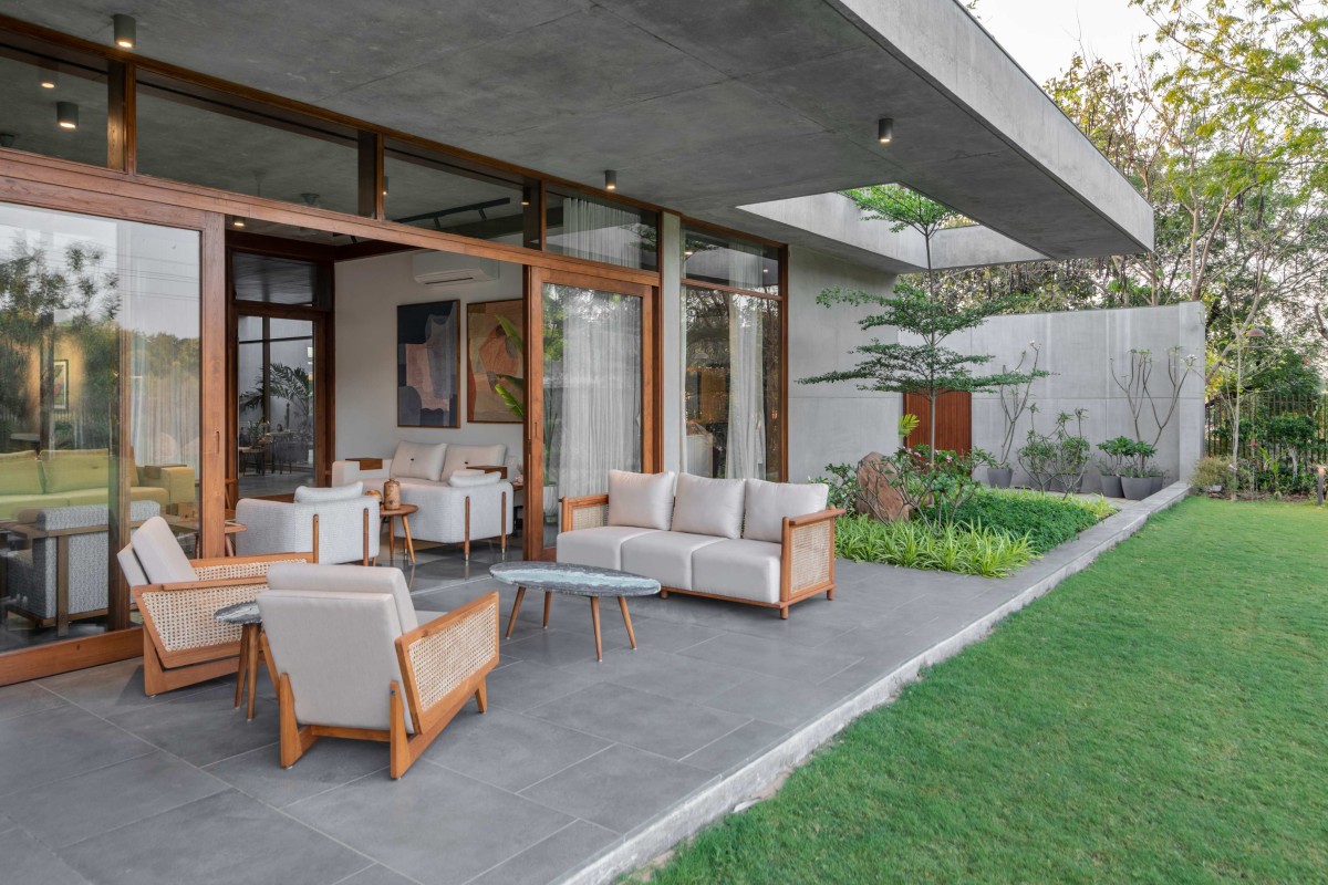 Outdoor seating of Monolithic House by Modo Designs