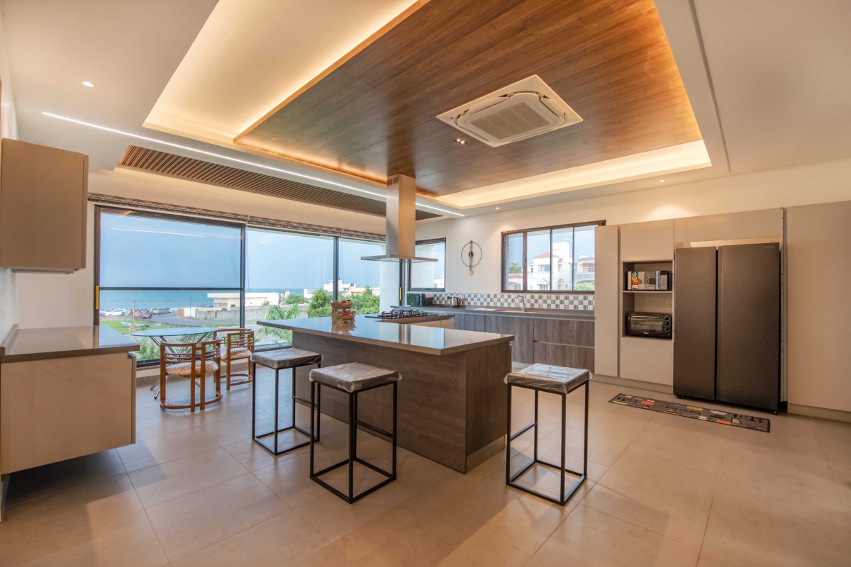Kitchen with sea view of The Tropical Beach House by Inventarchitects