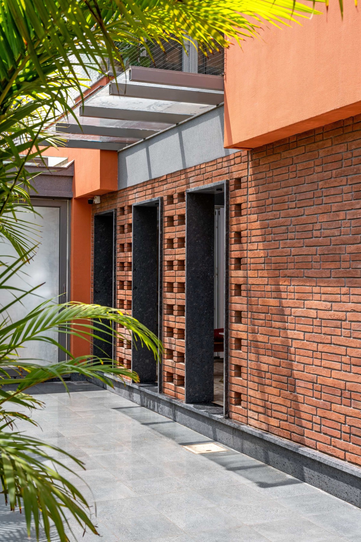 Detailed shot of brick wall of Shreekunj Bungalows by Shraddha Architects