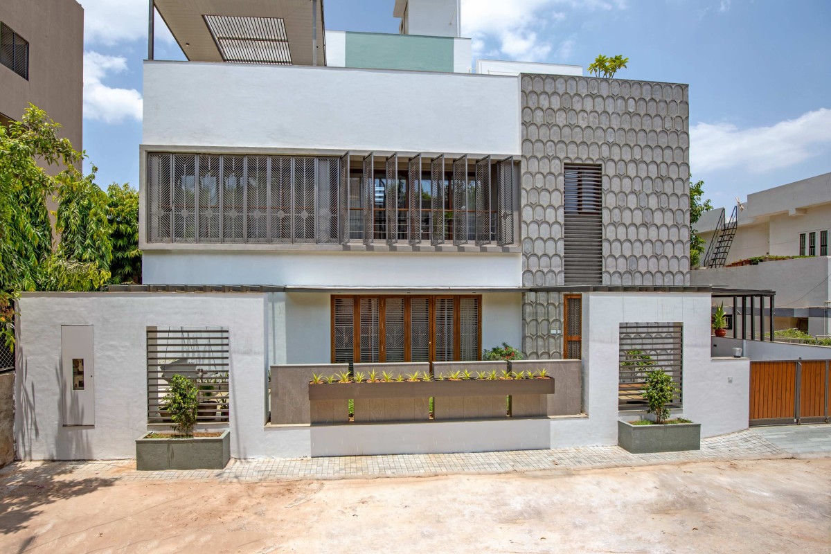 Exterior view of Concrete Screen Bungalow by DP Dimensions