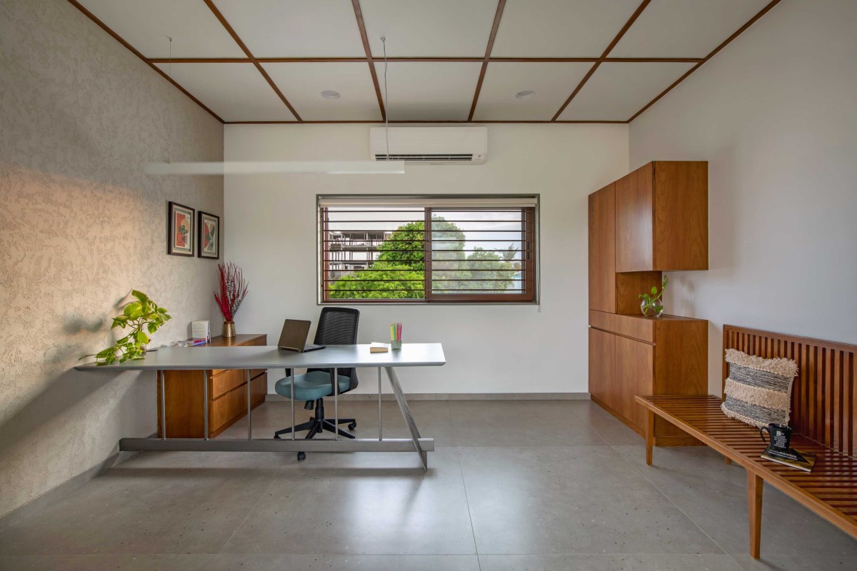 Work space of Concrete Screen Bungalow by DP Dimensions