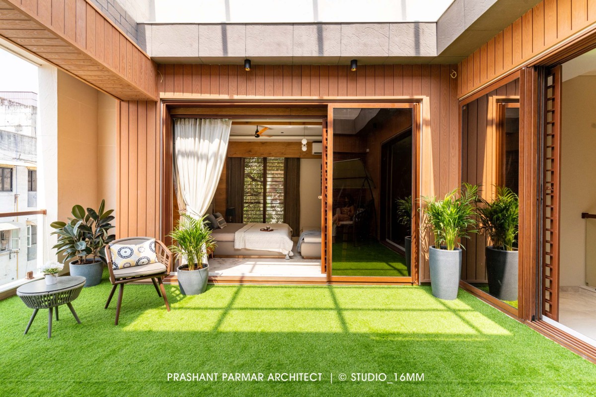 Open terrace of Elevated Compact House by Prashant Parmar Architect  Shayona Consultant
